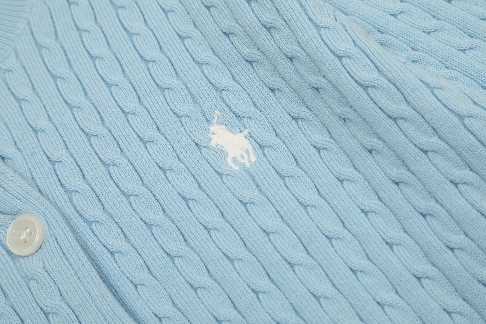 🅿️210 "Top quality" Style number: DS005# (not off the shelves all year round) [Ralph Lauren round neck solid color pony embroidered logo knitted cardigan long sleeves] ✅Ralph Lauren classic basic versatile twist knitted cardigan long sleeves ✅Main supplier platform live broadcast Wholesale entities Replenish when out of stock Not off the shelves ✅ZP quality 1:1 version Scan the code to enter the GF website Counter quality ✅Details and quality are the only one in Guangzhou. Imported quality cotton yarn, focusing on high-end, cost-effective, good quality needless to say. ✅The same style as Zhao Lusi is really amazing, so sweet, so beautiful. This cardigan is really good-looking. Rose red and white label Big red and blue label